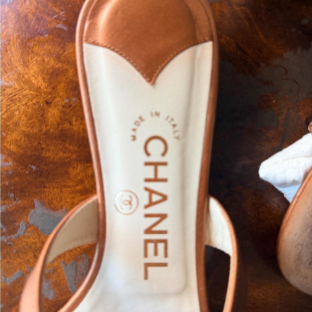 CHANEL Tan and White Leather Slide Sandals with Gold CC Hardware - Picture 4 of 4
